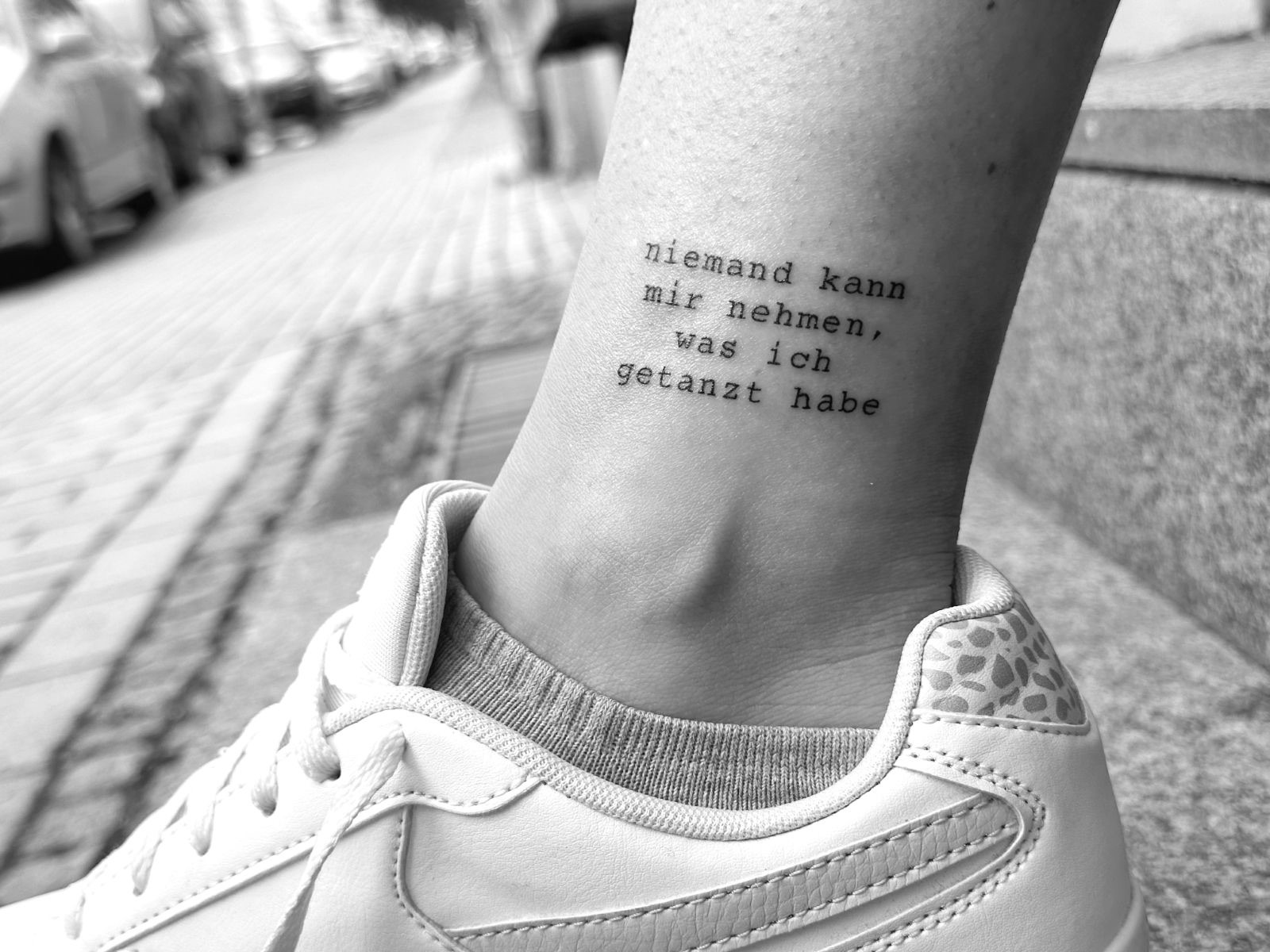 Zitat-Tattoo am Knöchel in Fineline