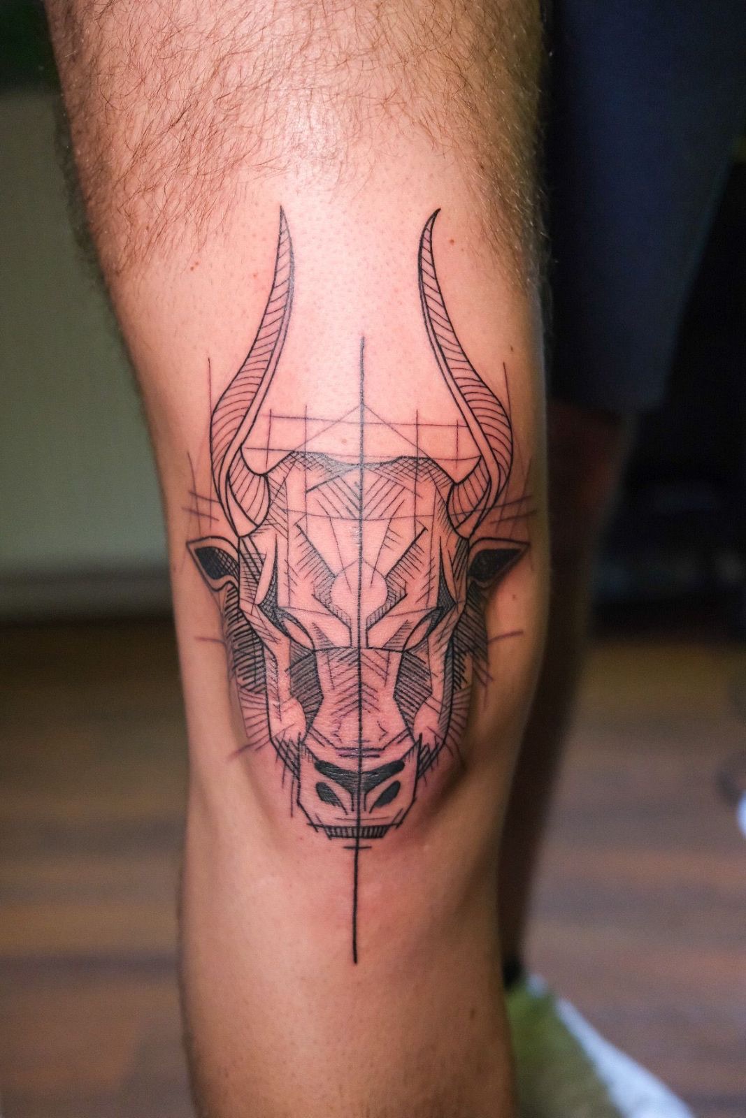Geometrisches Stierkopf-Tattoo