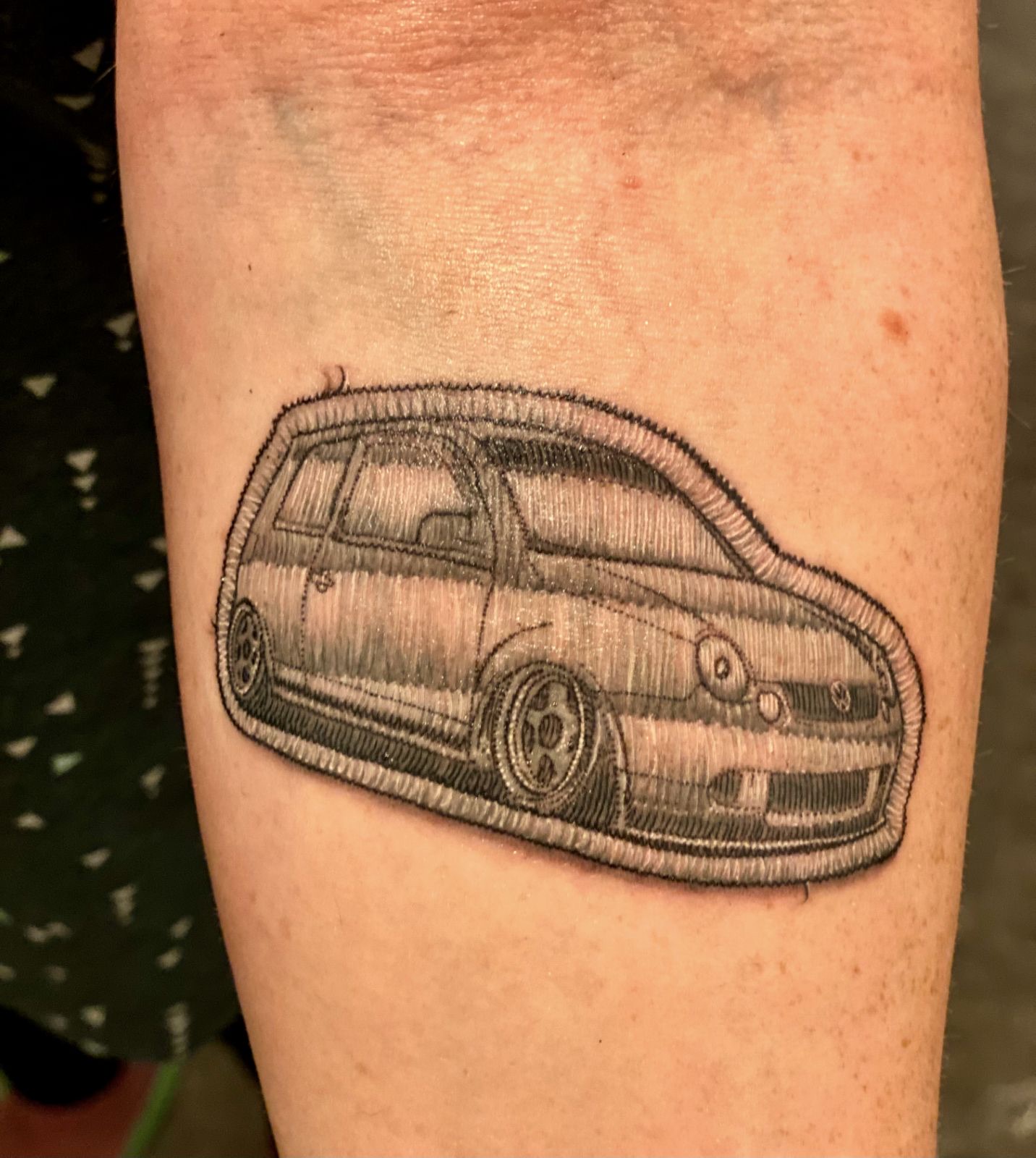 VW-Golf-Tattoo im Stickoptik-Look, monochrom